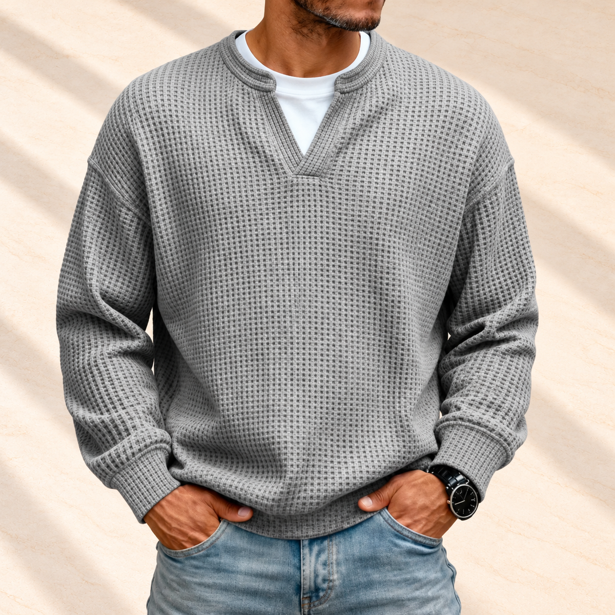 Jersey waffle gris de hombre con cuello de pico y camiseta blanca cosida